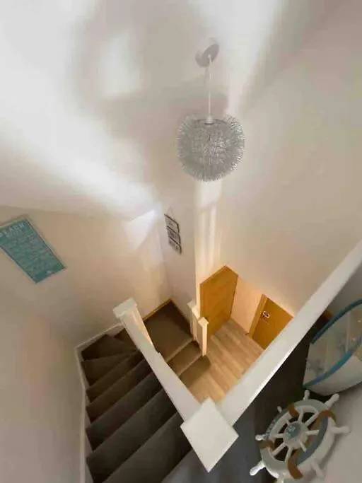 Seaside Town Centre Triplex: Spacious Retreat with Parking Bournemouth 0*,