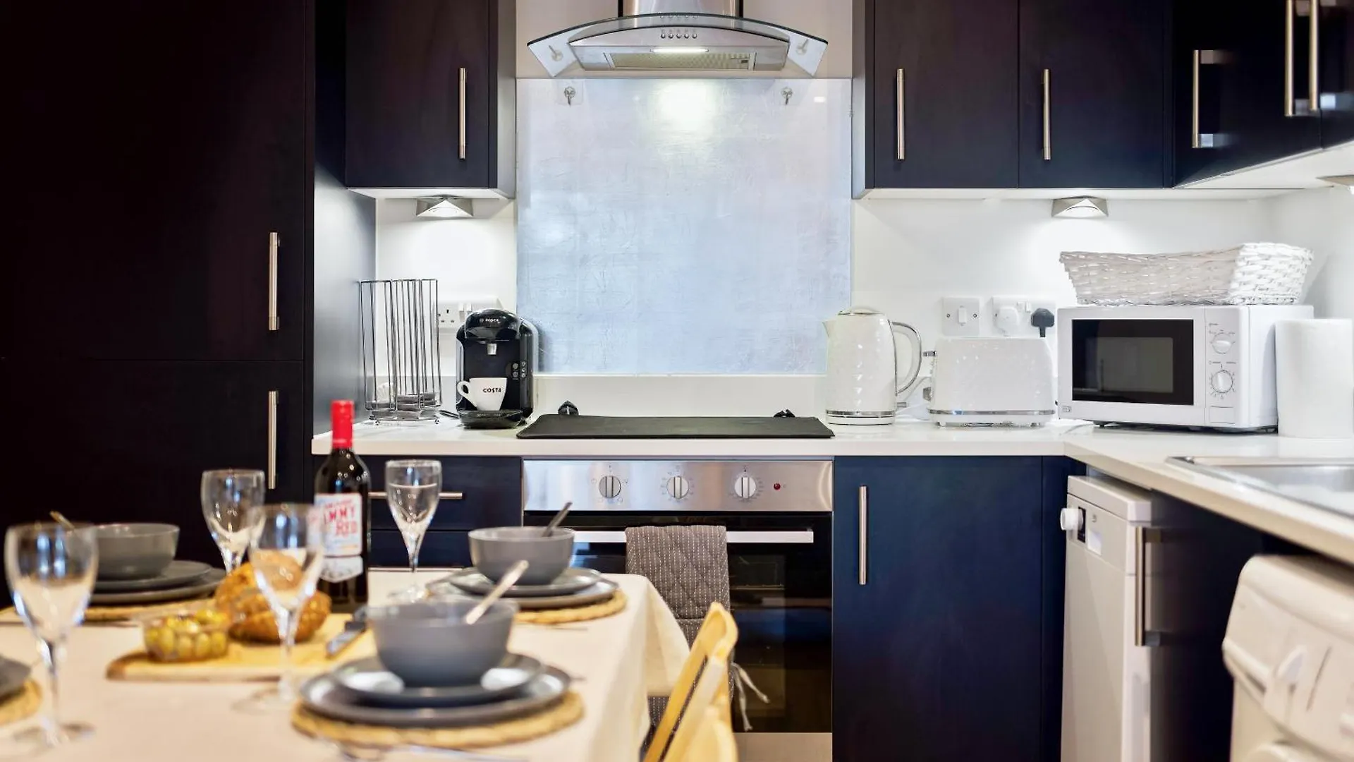 Seaside Town Centre Triplex: Spacious Retreat with Parking Bournemouth United Kingdom