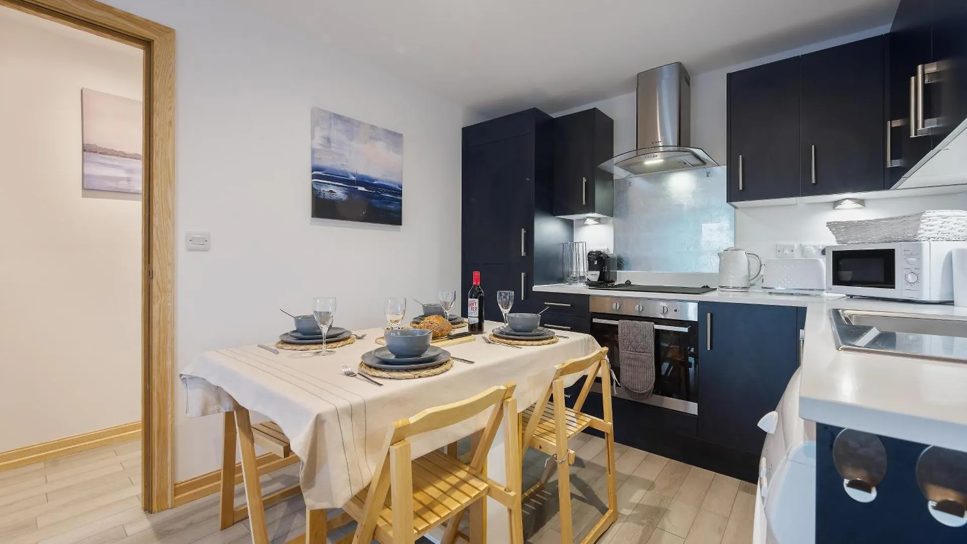 Seaside Town Centre Triplex: Spacious Retreat with Parking Bournemouth 0*,