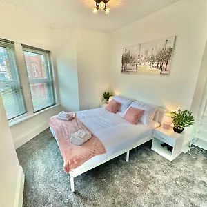  Apartment Chic In Central With Parking