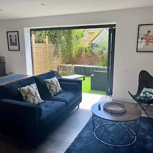 Apartment The Hideaway With Own Private Sunny Garden