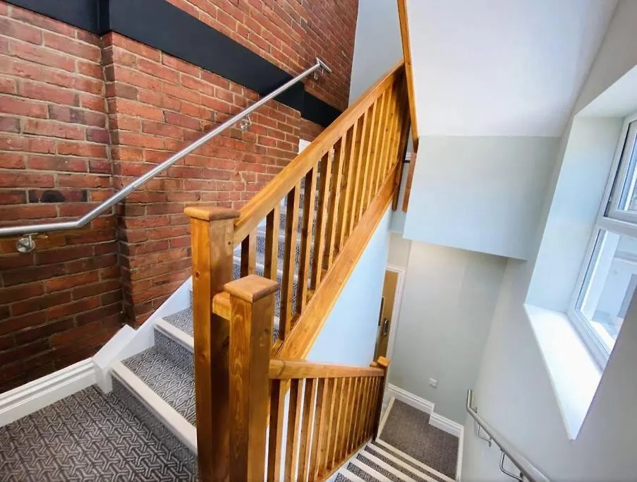 Seaside Town Centre Triplex: Spacious Retreat with Parking Bournemouth Apartment