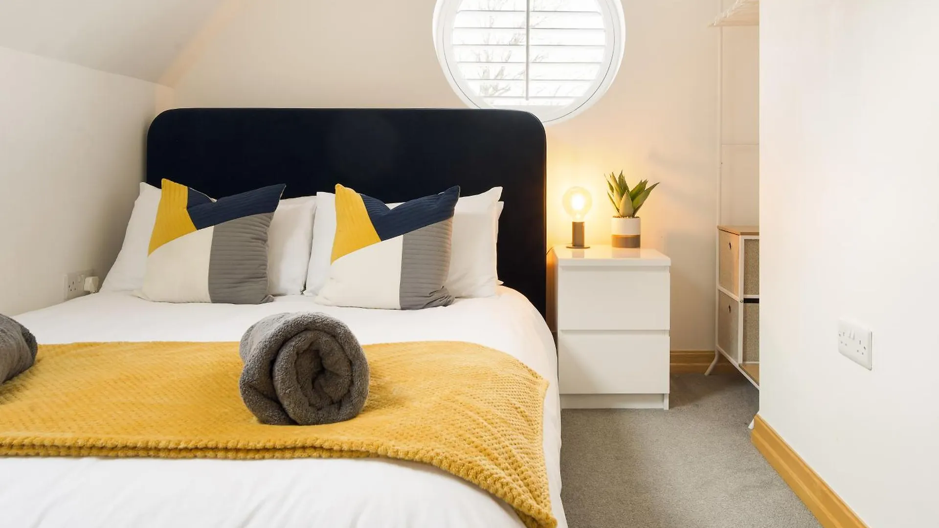Seaside Town Centre Triplex: Spacious Retreat with Parking Bournemouth