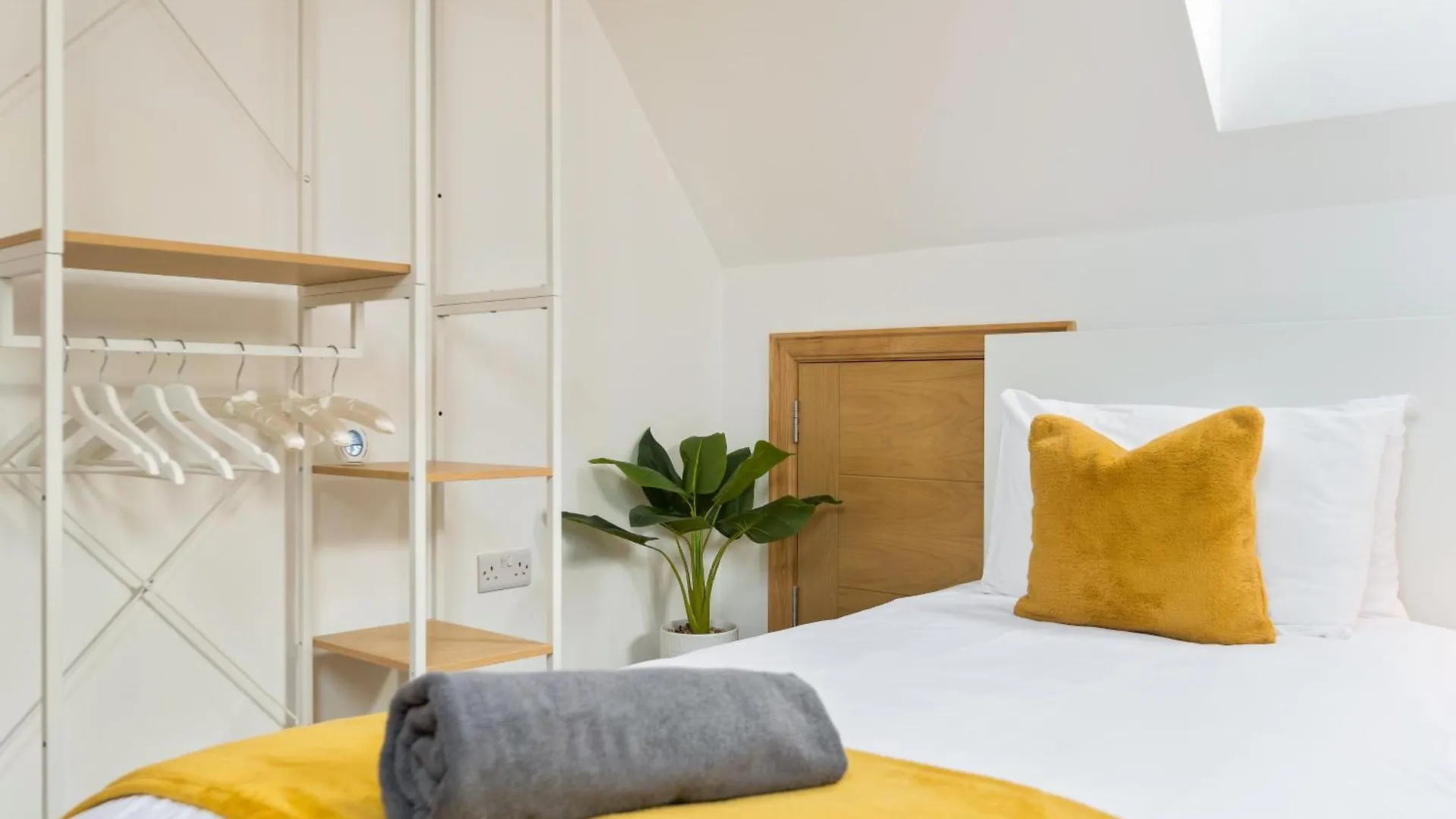 Seaside Town Centre Triplex: Spacious Retreat with Parking Bournemouth