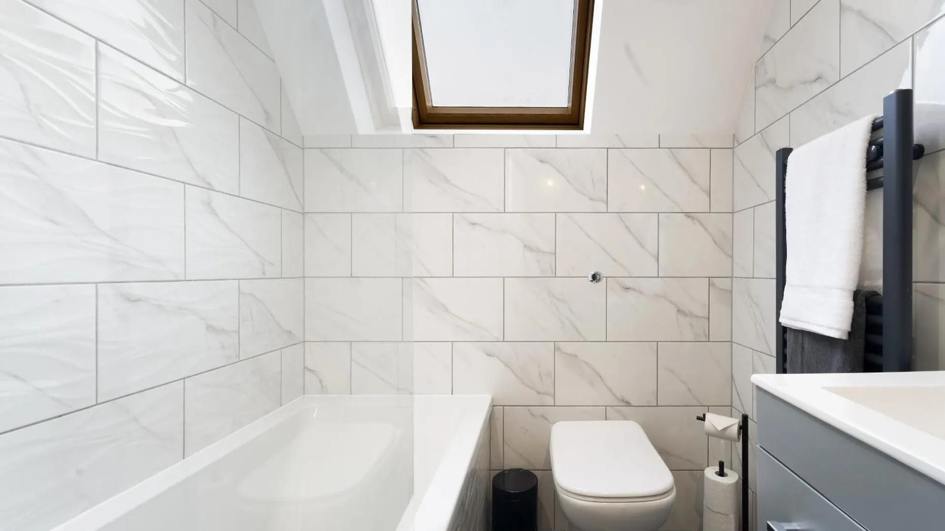 Seaside Town Centre Triplex: Spacious Retreat with Parking Bournemouth Apartment