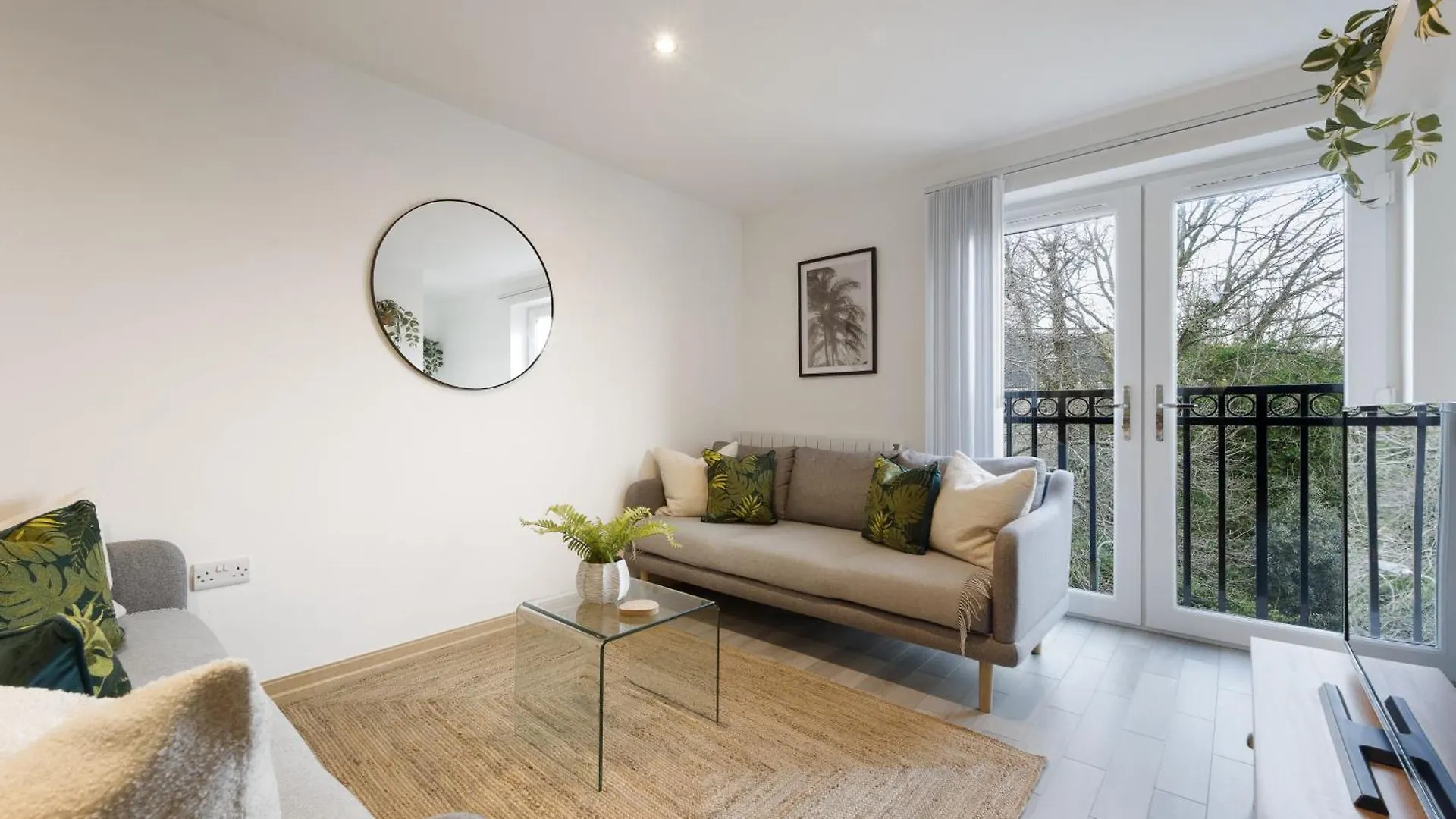 Large, Newly Renovated, Three Bedroom Town Centre Split Level Apartment With Free Parking, Sleeps Seven - Walking Distance To Beach Борнмут
