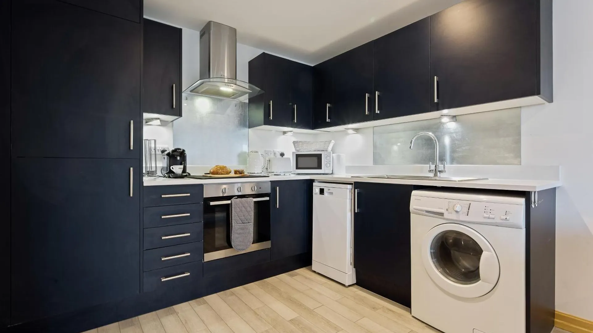 Large, Newly Renovated, Three Bedroom Town Centre Split Level Apartment With Free Parking, Sleeps Seven - Walking Distance To Beach Борнмут Великобритания